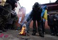 С консульства РФ во Львове сорвали российский флаг и сожгли его