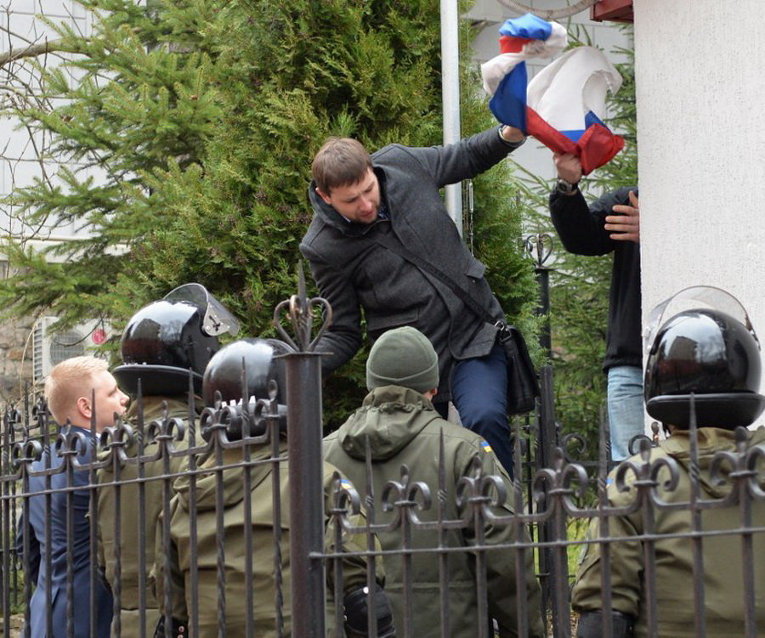 С консульства РФ во Львове сорвали российский флаг