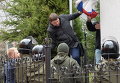 С консульства РФ во Львове сорвали российский флаг