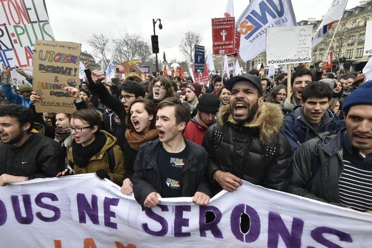 Протест французских студентов в Париже против запланированных правительством непопулярных реформ на рынке труда