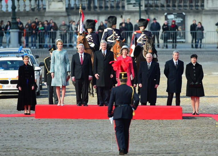 Король Бельгии Филипп и королева Матильда встречают немецкого президента Иоахима Гаука и его жену в королевском дворце в Брюсселе