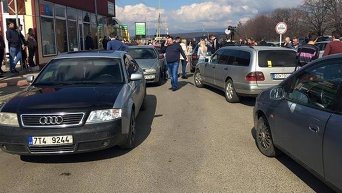 Владельцы транзитных авто заблокировали КПП на границе со Словакией