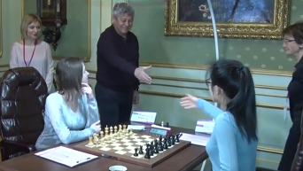Первый шаг в партии ЧМ по шахматам в исполнении Луческу. Видео