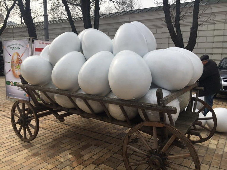 В Киев к Пасхе привезли гигантские белые яйца