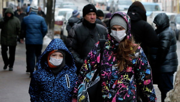 Дети в медицинских масках для защиты от гриппа и ОРВИ