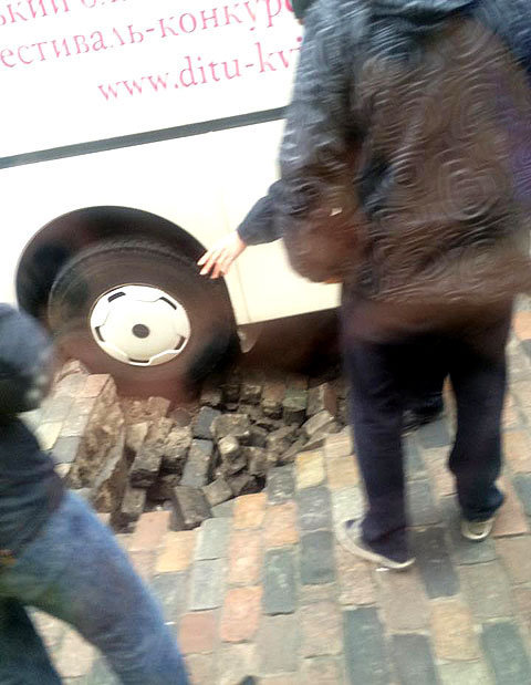 Автобус провалился в яму под домом Виталия Кличко в Киеве