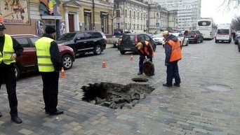 Провал дороги на Богдана Хмельницкого в Киеве