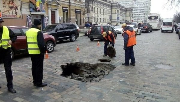 Провал дороги на Богдана Хмельницкого в Киеве. Архивное фото