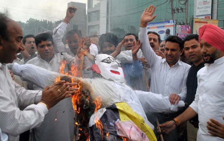Индийские ювелиры сжигают чучело министра финансов Индии во время акции протеста против акцизных пошлин на золото в Амритсаре