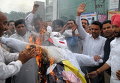 Индийские ювелиры сжигают чучело министра финансов Индии во время акции протеста против акцизных пошлин на золото в Амритсаре