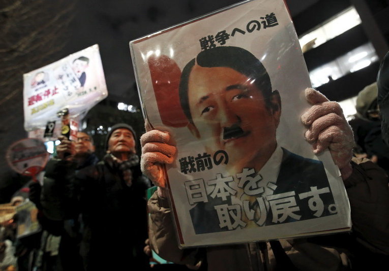 Антиядерная демонстрация возле здания парламента в Токио, Япония