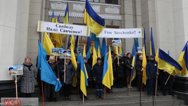 Сотни сотрудников Одесской железной дороги вышли на акцию в поддержку Савченко