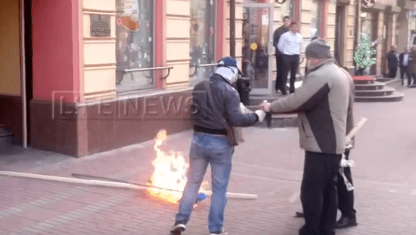В Москве сожгли флаг Украины