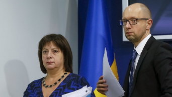 Премьер-министр Украины Арсений Яценюк и министр финансов Наталья Яресько