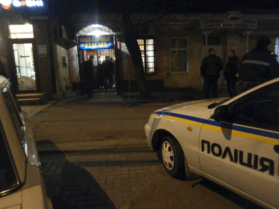 В Николаеве трое злоумышленников ограбили ювелирный салон