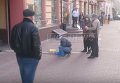 В центре Москвы разорвали и сожгли флаг Украины