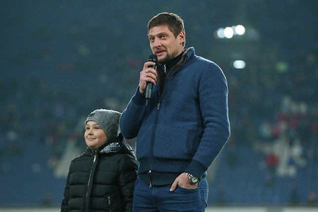 Экс-форвард Днепра Евгений Селезнев с сыном Русланом обращается к болельщикам после матча.