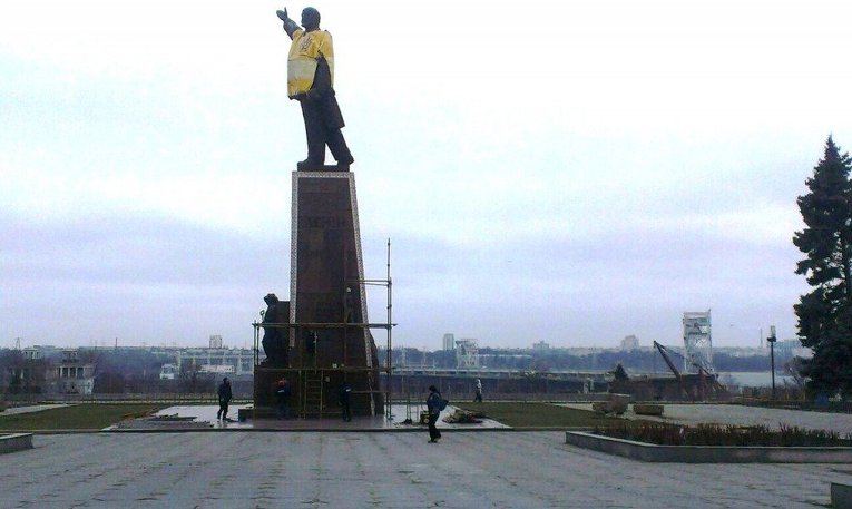 В замедленной съемке. В Запорожье сносят памятник Ленину