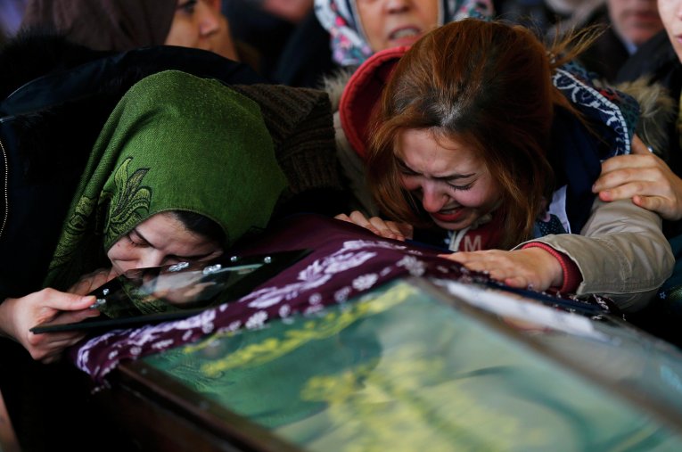 Женщины оплакивают жертву кровавого теракта в Анкаре, Турция