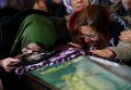 Женщины оплакивают жертву кровавого теракта в Анкаре, Турция