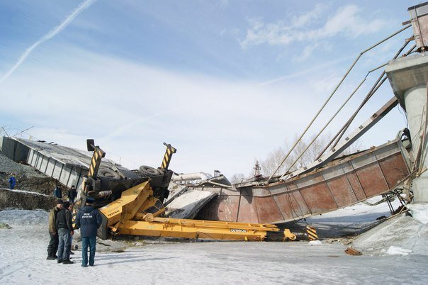 На юге Красноярского края (РФ) в Минусинске во время ремонтных работ обрушился пролет моста. В результате вместе с пролетом упал грузовик с краном. Пострадали крановщик, водитель машины и двое ремонтников. Все четверо госпитализированы.