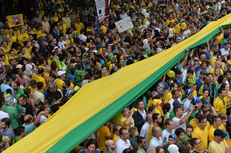 Около 3 млн человек вышли на акции протеста против президента в городах Бразилии
