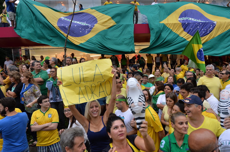 Около 3 млн человек вышли на акции протеста против президента в городах Бразилии