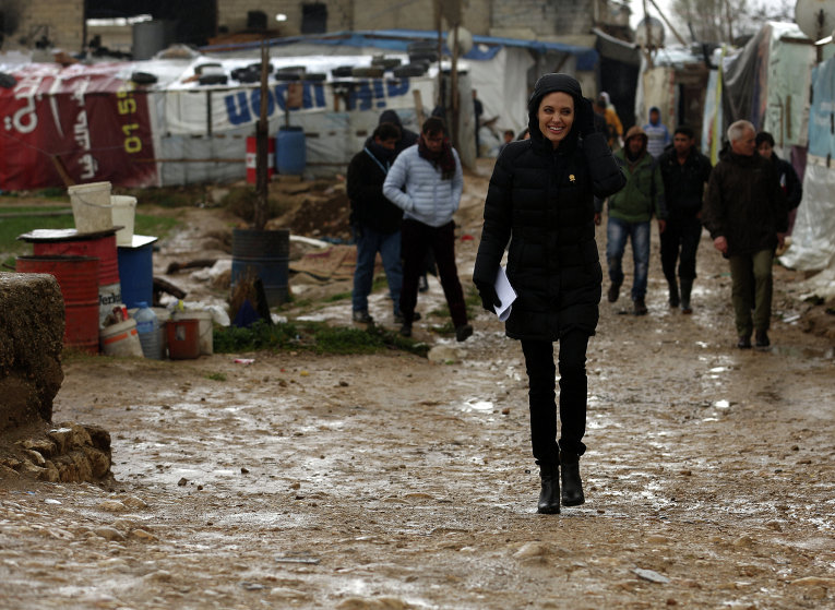 Аджелина Джоли в лагере сирийских беженцев в Ливане