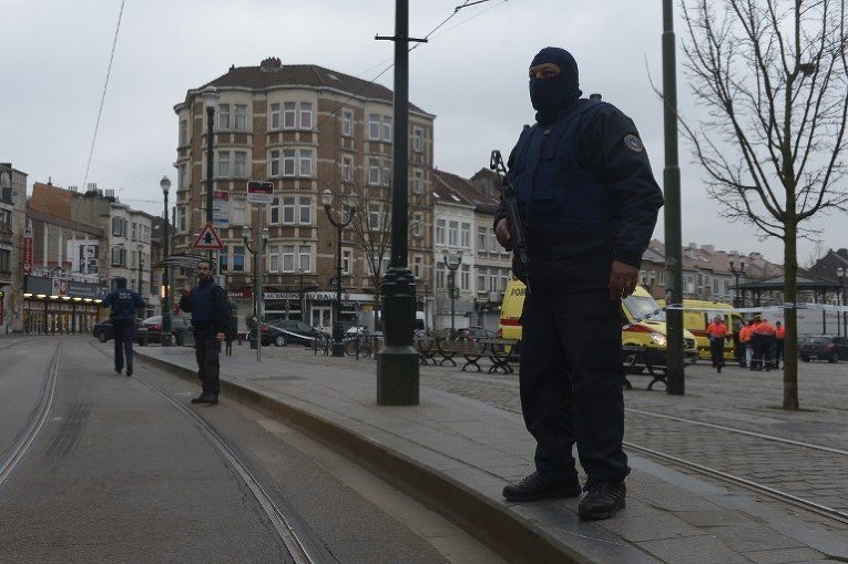 Сотрудник полиции во время спецоперации в Брюсселе