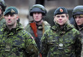 Канадские инструктора (на первом плане) и украинские военнослужащие во время боевых учений на Яворовском полигоне в Львовской области