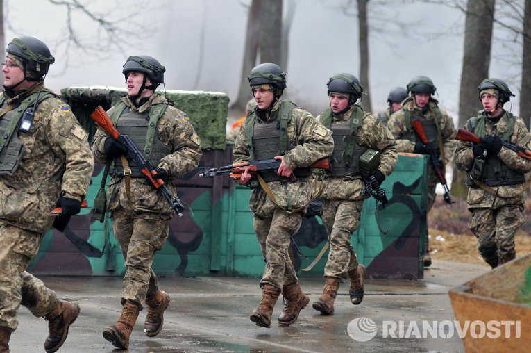 Украинские военнослужащие во время боевых учений на Яворовском полигоне в Львовской области