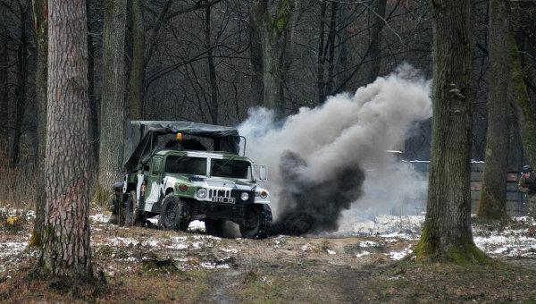 Вождение боевой машины во время имитации боевых действий на Яворовском полигоне в Львовской области