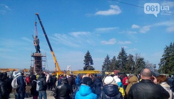 Демонтаж памятника Владимиру Ленину в Запорожье