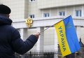 Флаг Украины на фоне герба России