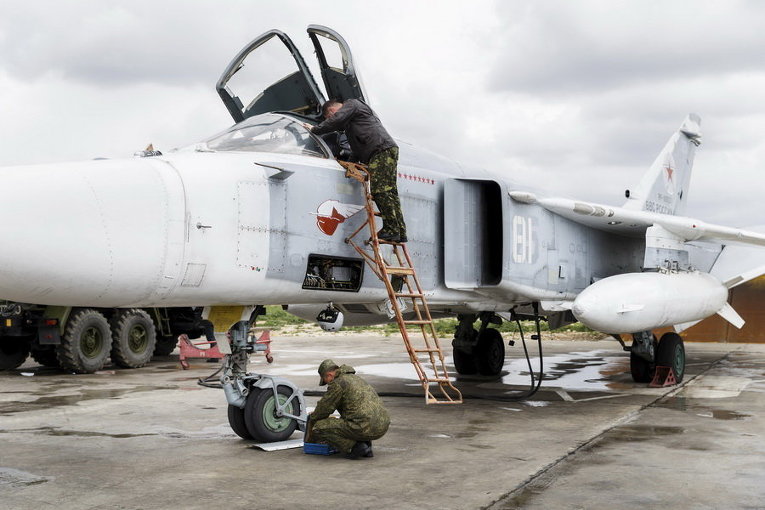 Персонал готовит российский бомбардировщик Су-24 на авиабазе Hmeymim