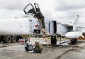 Персонал готовит российский бомбардировщик Су-24 на авиабазе Hmeymim