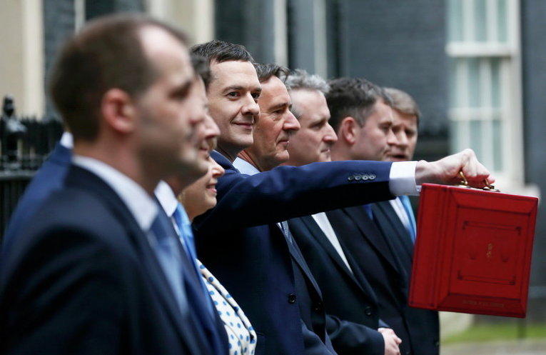 Канцлер казначейства Осборна держит кейс, прежде чем доставить бюджет в Лондон, Великобритания