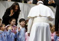 Папа Франциск встречает школьников из Ладисполи, недалеко от Рима, во время своей еженедельной аудиенции на площади Святого Петра в Ватикане