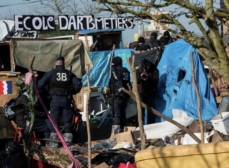 Французская полиция в лагере мигрантов Джунгли в Кале