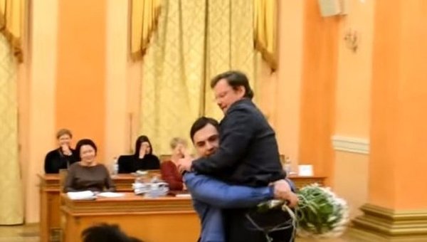 Сашу Боровика вынесли из зала Одесского горсовета