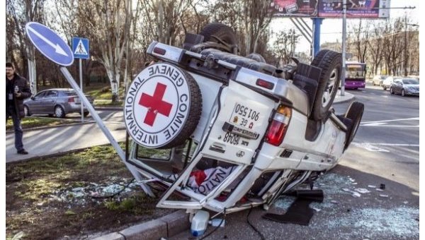 В Донецке в ДТП попал автомобиль Красного Креста