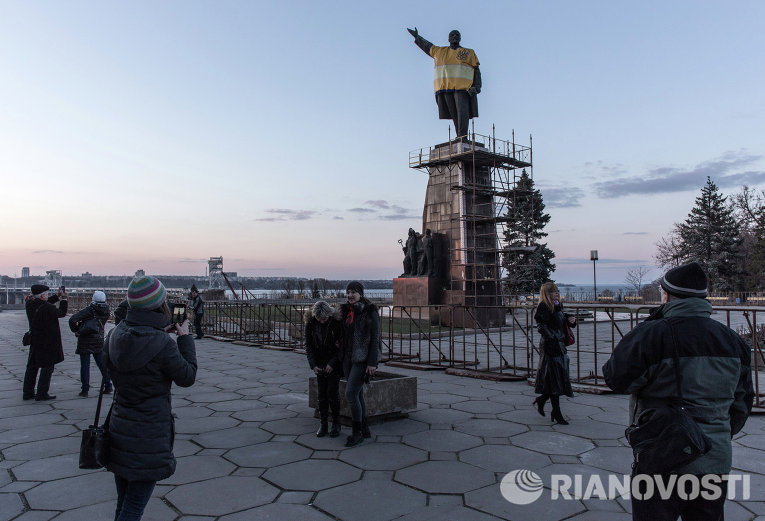 Демонтаж памятника Ленину в Запорожье