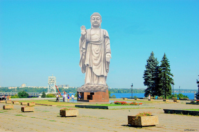 Фотожабы на снос памятника Ленину в Запорожье