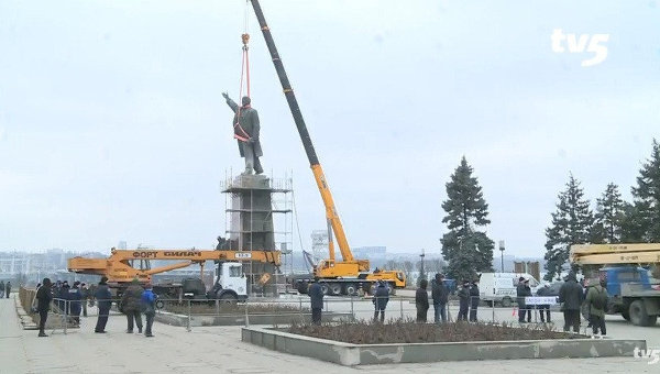 Снос памятника Влдаимиру Ленину в Запорожье