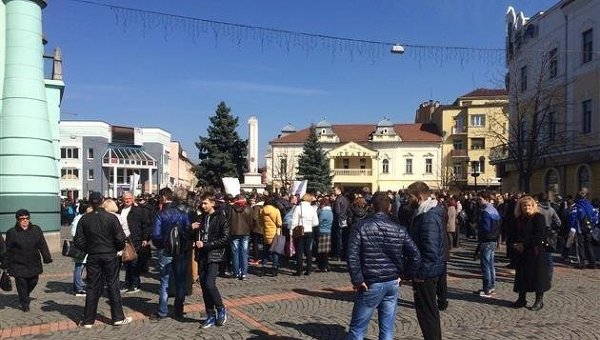 Преподаватели и студенты ПТУ заблокировали депутатов Мукачевского горсовета