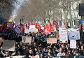 Студенты принимают участие в демонстрации против предложения законопроекта о реформе труда в Париже
