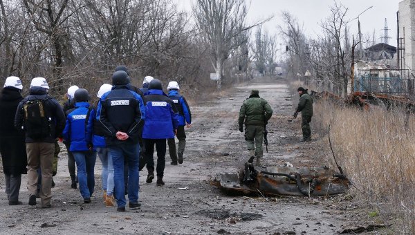 Замглава миссии ОБСЕ на Украине А. Хуг посетил район обстрелов на Ясиноватской развилке