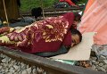 Мигранты спят на железнодорожных путях греко-македонской границы