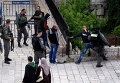Израильские полицеские осматривают палестинцев