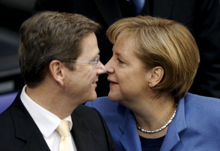 Умер бывший министр иностранных дел Германии Гидо Вестервелле. На фото - с канцлером Германии Ангелой Меркель